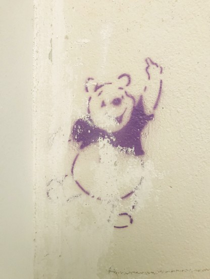 Winnie l'Ourson fait un doigt