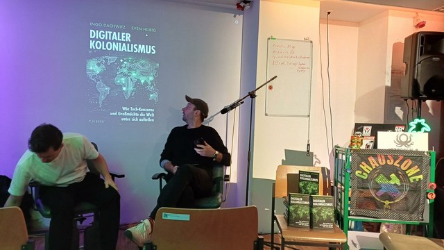Ingo und Daniel auf dem Podium zur Lesung zu Digitaler Kolonialismus