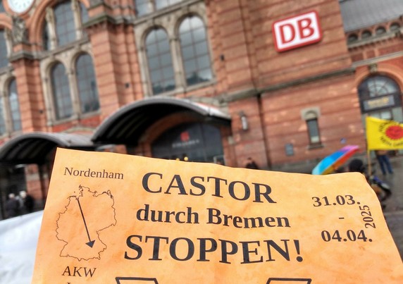 Castor durch Bremen stoppen! Schriftzug vor Gebäude des Bremer Hbf.