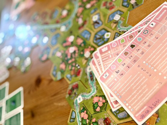 Dorfromantik Sakura ausgelegt auf dem Tisch, ein Legespiel mit vielen japanischen Motiven