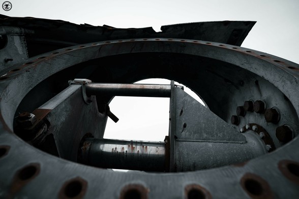 Blade mount from head of wind turbine
