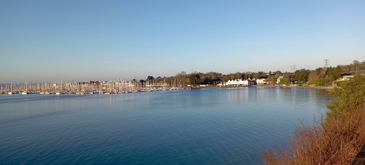 La plage du moulin blanc quasi totalement recouverte par la mer.
Au loin, la marina où les pontons flottants sont au plus haut.