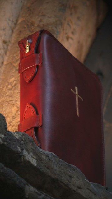 This photo shows how the ends of the zipper (nicely embbedded into leather straps) are tucked away on the back side of the bookcovers.