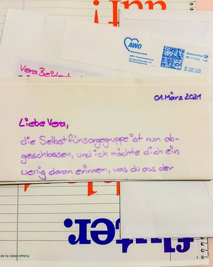 Stapel mit der Post von heute, ein geöffneter Brief vom 1. März 2021: „Liebe Vera, die Selbstfürsorgegruppe ist nun abgeschlossen, und ich möchte dich ein wenig daran erinnern, was du aus der“, Falz
