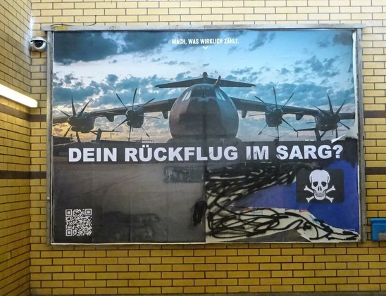 "Dein Rückflug im Sarg?" auf einem Bundeswehr-Werbeplakat am Bahnhof in Berlin-Neukölln.