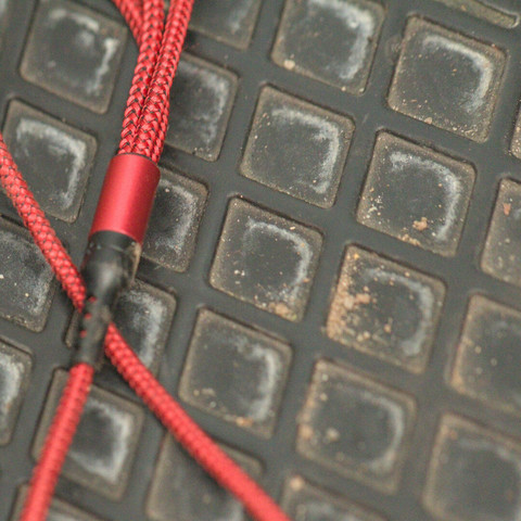 Ladekabel auf dem Boden eines RTW
