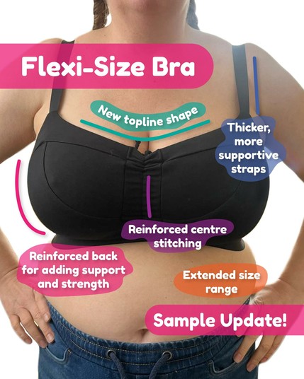 Popiersie osoby o dużych piersiach w gładkim czarnym biustonoszu bez drutu z dekoltem regulowanym w pionie troczkami na mostku. Objaśnienia na obrazku: Flexi-Size Bra - Sample update! New topline shape, Thicker, more supportive straps, Reinforced centre stitching, Reinforced back for adding support and strength, Extended size range.