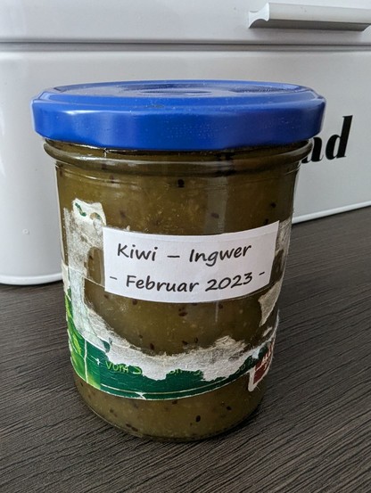 Ein Glas Kiwi-Ingwer-Marmelade