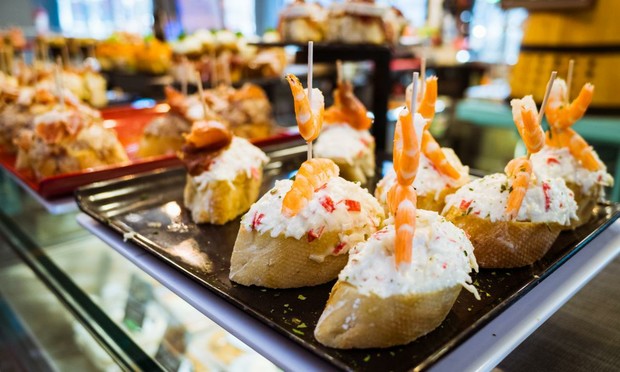 Una imagen de archivo de un bar de tapas en España. (Luis Dafos vía Getty Images)
