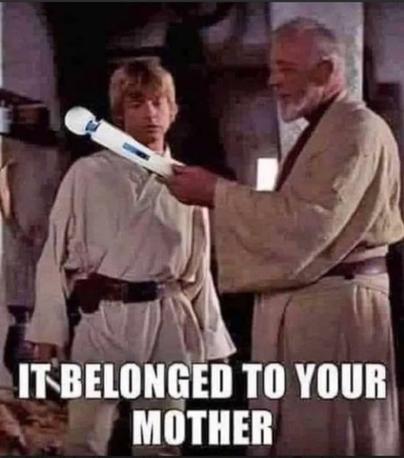 Meme de Star Wars que usa la imagen de cuando Obi Wan le enseña a Luke el sable laser de su padre, pero cambiándolo por un masajeador-vibrador