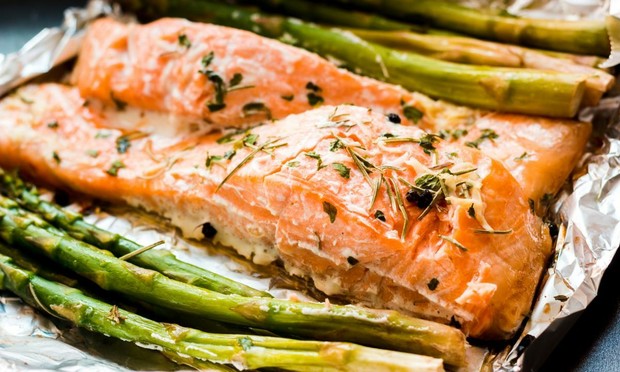 Salmón 'fiskpaket' en la barbacoa. (N3ho_Photo)