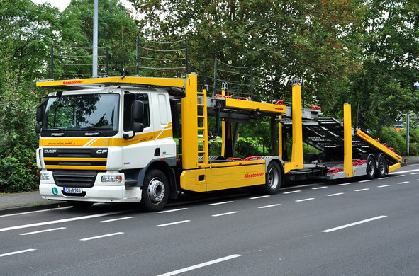 Foto von einem Autotransporter-LKW mit Ladeflächen für 9 - 10 PKW.

Quelle: https://www.fahrzeugbilder.de/bild/LKW~DAF~Abschlepp+und+Autotransportfahrzeuge/61797/daf-cf-autotransporter-in-euskirchen-11082011.html

(parkt auf dem Foto natürlich standesgemäß auf einer durchgezogenen Schutzstreifen-Markierung)
