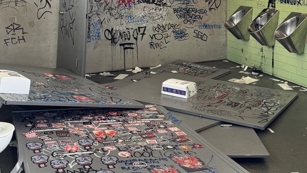 München: Fans von FC Energie Cottbus nehmen Stadion-Toilette auseinander | Regional