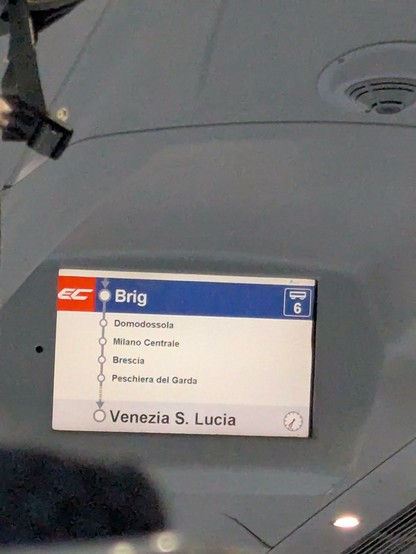 Écran d'information voyageurs sur lequel l'arrêt à Rho Fiera Milano n'apparaît pas