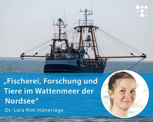 Ankündigung einer Veranstaltung im Klimahaus Bremerhaven am 16. April 2025. Im Hintergrund ein Foto eines Krabbenkutters auf dem Meer.
Darüber steht in Textfeldern:
"Am 16. April: Klimahaus Forschungsreise. „Fischerei, Forschung und Tiere im Wattenmeer der Nordsee“
Dr. Lara Kim Hünerlage". Daneben ist ein rundes Porträtfoto der Forscherin.