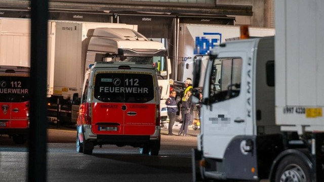 Gabelstaplerfahrer bei Arbeitsunfall lebensgefährlich verletzt