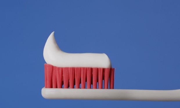 Un cepillo con pasta de dientes (Getty Images/Glowimages RF)