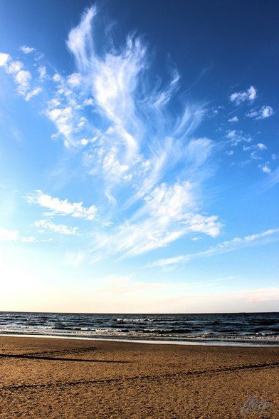 Insel Usedom - Feiner Sandstrand, Ostsee mit kleinen Wellen und ein Himmel mit leichten Wölkchen - wie mit dem Pinsel verwischt.