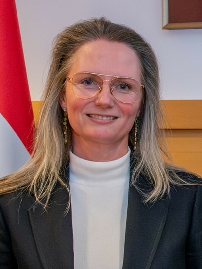 Foto van Fleur Agema, minister van Volksgezondheid, Welzijn en Sport.

Bron: https://nl.wikipedia.org/wiki/Fleur_Agema