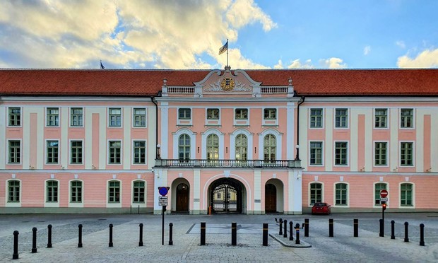 113 / 5.000
El edificio del Parlamento de Estonia, está situado en la colina del Castillo, n la ciudad alta de Tallin. (Frans Sellies / Getty)