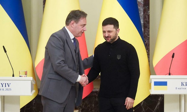 El primer ministro belga, Bart De Wever, y el presidente ucraniano, Volodimir Zelenski, se saludan antes de una rueda de prensa conjunta en Kiev, el 8 de abril de 2025. (Vitalii Nosach / Global Images Ukraine via Getty Images)