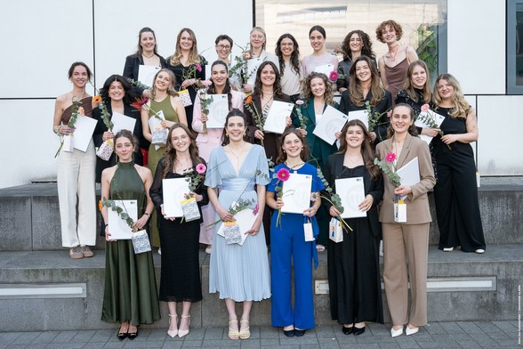 Gruppenbild, 23 Absolventinnen des Studiengangs Hebammenwissenschaft