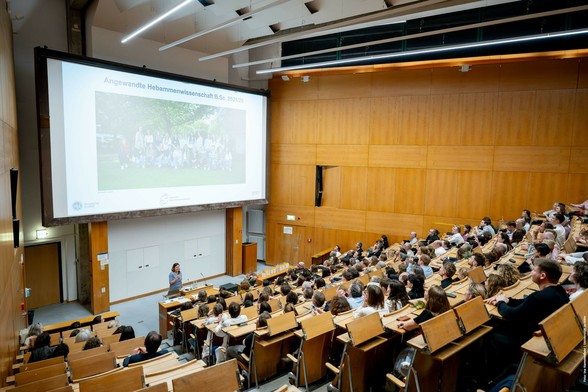 Hörsaal, Professorin Bauer verabschiedet Absolventinnen