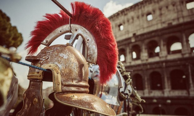 Cascos de soldados centuriones romanos frente al Coliseo (Getty Images)