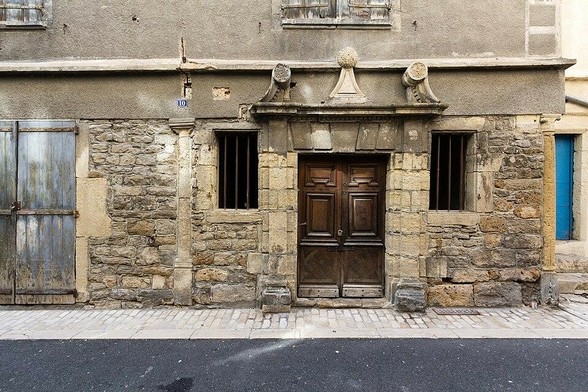 Ancien hôtel dit maison Pons à #Mende (#Lozère) Cet édifice, rebâti au XVIIe siècle, a conservé des éléments structuraux de la construction précédente. L'hôtel, implanté sur rue et ouvrant sur une cour arrière,...
Suite 👉 https://monumentum.fr/monument-historique/pa48000019/mende-ancien-hotel-dit-maison-pons
#Patrimoine #MonumentHistorique
Photo CC-BY-SA 4.0 : Édouard Hue (User:EdouardHue)
