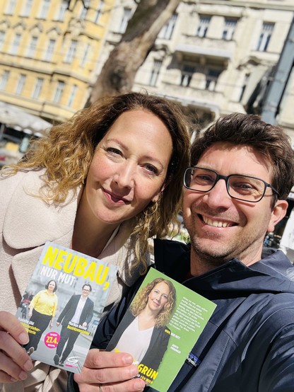 Selfie von Judith Pühringer und mir. Sie hält einen Neubau Infofolder, ich einen mit ihrem Foto darauf