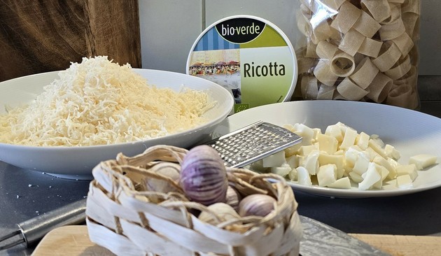 Geriebener Käse, Mozzarella,  Knoblauch, Pasta....