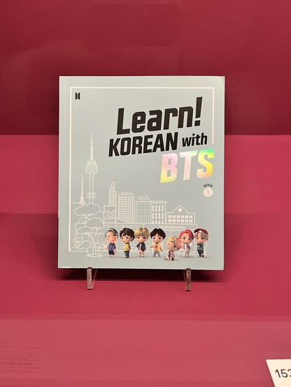 Learn!
KOREAN with
BTS
- dieses Lehrbuch wird an der Uni Sheffield sogar wirklich verwendet.