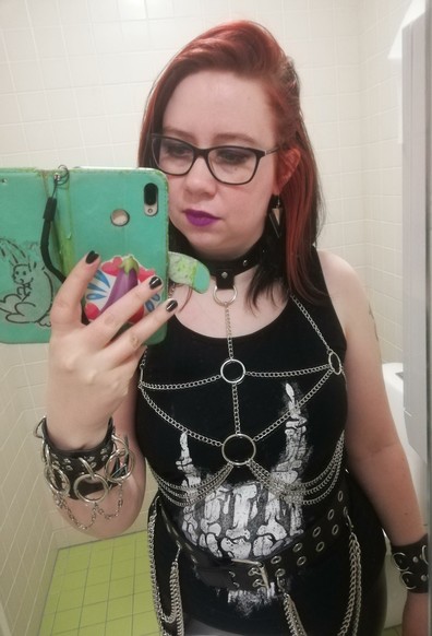 Vessaselfie hevarikuteissa: nahkaa, hopeisia ketjuja ja renkaita mustien vaatteiden yllä.