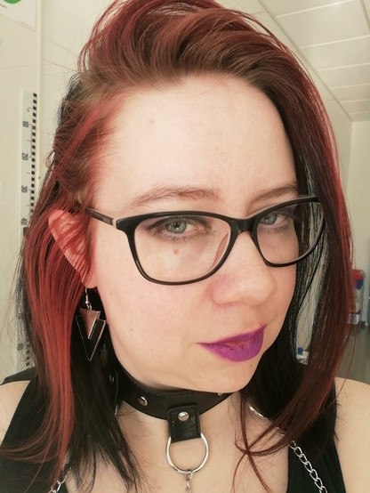 Naamaselfie hevipäivän meikistä ja tukasta.