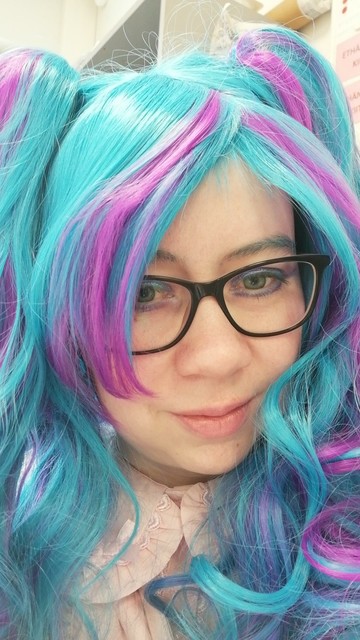 Naamaselfie poniteemaisessa asussa. Silmämeikki pohjaa peruukin turkoosiin ja violettiin väriskaalaan.