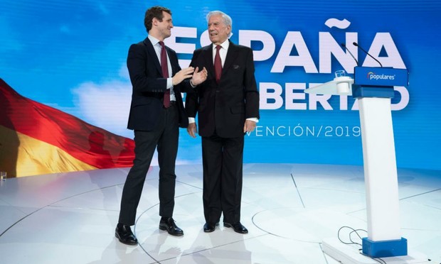 Pablo Casado y Mario Vargas Llosa, en la Convención Nacional del PP, el 19 de enero de 2019, en Madrid. (Oscar Gonzalez / NurPhoto via Getty Images)