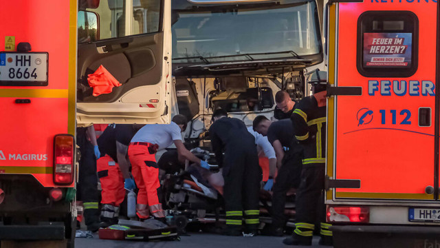 Tödlicher Unfall in Hamburg: Mann beim Reifenwechsel von Lkw begraben | Regional