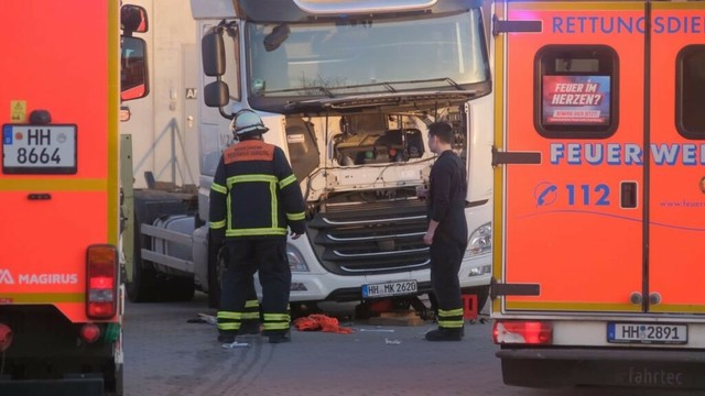 Mann wird bei Reifenwechsel unter Lkw eingeklemmt – tot