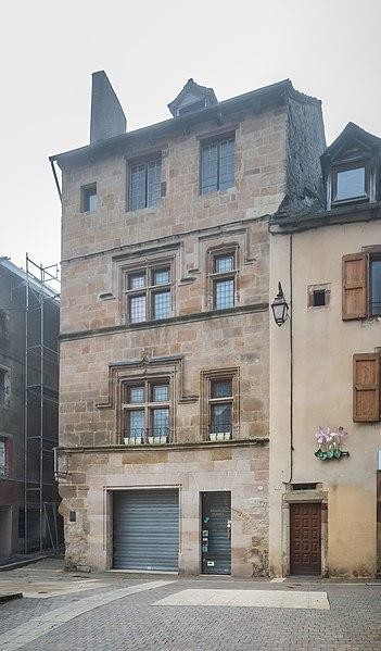 Maison à #LaCanourgue (#Lozère) La façade est en pierres d'appareil, divisée en deux étages, séparée par deux corniches moulurées. Chaque étage est percé de deux fenêtres du XVe siècle plus ou moins ouvragées. ...
Suite 👉 https://monumentum.fr/monument-historique/pa00103808/la-canourgue-maison
#Patrimoine #MonumentHistorique
Photo CC-BY-SA 4.0 : Krzysztof Golik