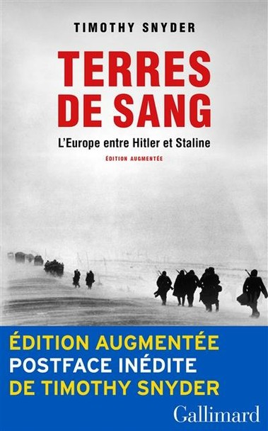 livre Terres de sang : l'Europe entre Hitler et Staline de Timothy Snyder 

«Au début du XXIe siècle, alors que je concevais ce livre, il n'existait d'expressions familières que pour deux politiques de carnage : l'Holocauste et la Grande Terreur soviétique. Personne ou presque n'avait remarqué que, dans les deux cas, les fosses de la mort étaient dispersées sur les mêmes territoires.» Postface rédigée à la veille de la guerre en Ukraine 2022, le récit de la catastrophe au cours de laquelle, entre 1933 et 1945, 14 millions de civils ont été tués par l'Allemagne nazie et l'Union soviétique stalinienne. Tous l'ont été sur un même territoire, que l'auteur appelle les «terres de sang» et qui s'étend de la Pologne centrale à la Russie occidentale en passant par l'Ukraine, la Biélorussie et les pays Baltes.
Plus de 50% d'entre eux sont morts de faim. 2 des plus grands massacres de l'histoire ayant précédé l'Holocauste - les famines préméditées par Staline, principalement en Ukraine, au début des années 1930, qui ont fait plus de 4 millions de morts, et l'affamement par Hitler de quelque 3.5 millions de prisonniers de guerre soviétiques, au début des années 1940 - ont été perpétrés ainsi. Les victimes des 2 régimes ont laissé de nombreuses traces. Tombées après la guerre de l'autre côté du rideau de fer, elles sont restées dans l'oubli pendant plus de 60 ans et ne sont revenues au jour qu'à la faveur de la chute du communisme.