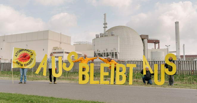 "Aus bleibt aus!" Aktion vor dem AKW Brokdorf zum Jahrestag des Abschaltens der letzten deutschen AKW