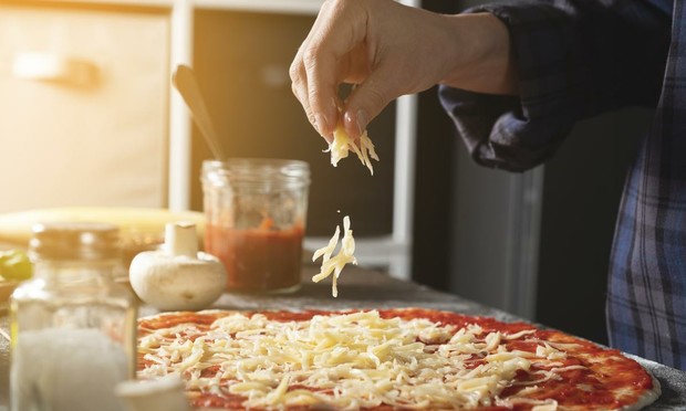 Una persona preparando una pizza. (Getty Images)