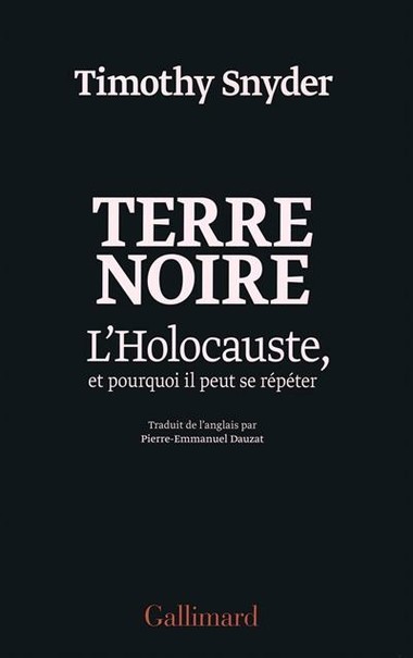 Livre Terre noire : l'Holocauste, et pourquoi il peut se répéter de Timothy Snyder.

Pour Hitler, l'extermination des «races inférieures», à commencer par la «vermine juive» pour continuer par les Slaves, était étroitement liée à l'indispensable conquête du Lebensraum, « espace vital », mais aussi «habitat» et «niche écologique» pour la race nordique-germanique. La seule écologie saine consistait à éliminer l'ennemi politique, la seule politique saine à en purifier la terre.

D'où ce livre original et puissant, qui reprend dans toute son ampleur la genèse et le déroulement de l'extermination des Juifs. Celle-ci ne pouvait se réaliser que si l'Allemagne détruisait d'autres États. Au début, Staline l'a aidé dans cette entreprise, puis l'invasion de l'Union soviétique a créé les conditions autorisant le meurtre de millions de personnes.

Les territoires où l'État était détruit devenaient des zones de ténèbres où presque tous les Juifs mouraient. Si certains ont pu néanmoins survivre, c'est grâce à des institutions ressemblant à des États et à quelques rares Justes qui ont aidé des Juifs sans le secours de quiconque au péril de leur vie.

En conclusion, l'auteur débouche sur les perspectives d'un renouvellement possible, et même probable, des massacres de masse. La planète change. Avec la fin de la révolution verte, le réchauffement climatique, la pénurie d'eau et d'hydrocarbures, l'avenir laisse prévoir des situations qui rendraient à nouveau plausibles les visions hitlériennes