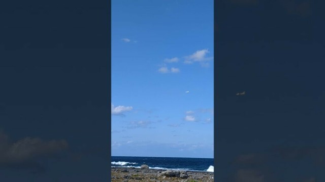 喜界島上空を飛行するジェット機/沖縄行き/Jet plane flying over Kikaijima