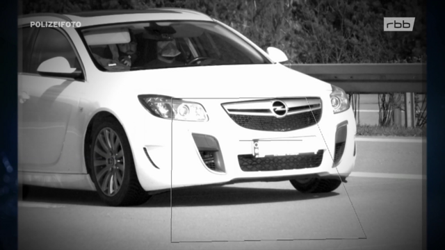 Vollständiges Blitzerfoto, ein weißer Opel Insignia