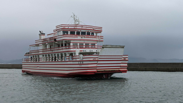 Meon, the ferry linking Takamatsu, Megijima and Ogijima.
It's rather small and is covered with horizontal red and white stripes.