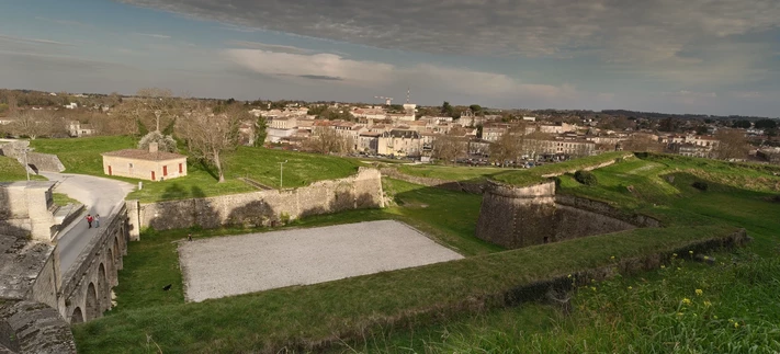 Blaye depuis les hauteurs de la citadelle. Herbe verdoyante et beau temps avec nuages.