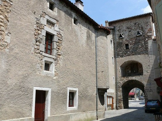 Porte de ville à #LeMalzieuVille (#Lozère) Les fortifications semblent remonter à la fin du XIIIe siècle. D'autres parties ont été établies ou renforcées aux XIVe et XVe siècles. La porte fortifiée est surmonté...
Suite 👉 https://monumentum.fr/monument-historique/pa00103847/le-malzieu-ville-porte-de-ville
#Patrimoine #MonumentHistorique
Photo CC-BY-SA 4.0 : MOSSOT