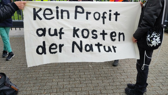 Banner: kein Profit auf Kosten der Natur
