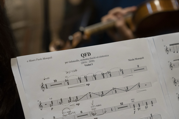Particolare della parte dei violini I poggiata sul leggio di uno degli orchestrali.